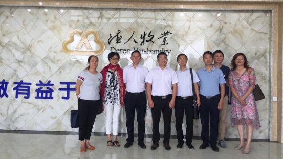 03-省政府領(lǐng)導(dǎo)蒞臨考察-公司奶源基地獲高度評價22.jpg
